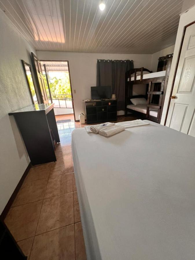 Cabinas Playa Bandera Bed and Breakfast Parrita Exteriör bild